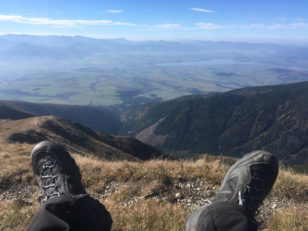 Výhľad z vrcholu Baranca na Liptovskú Maru a okolité Tatry.